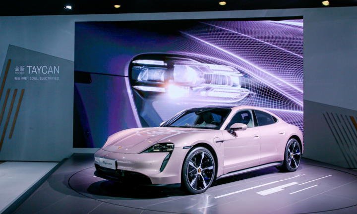 Porsche Taycan dành cho các quý cô với nước sơn màu hồng kẹo ngọt