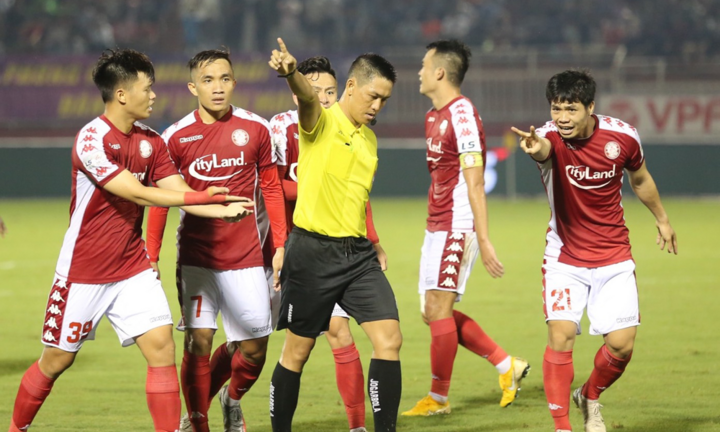 Công Phượng mếu máo đòi phạt đền, cầu thủ CLB TP.HCM 2 lần bao vây trọng tài