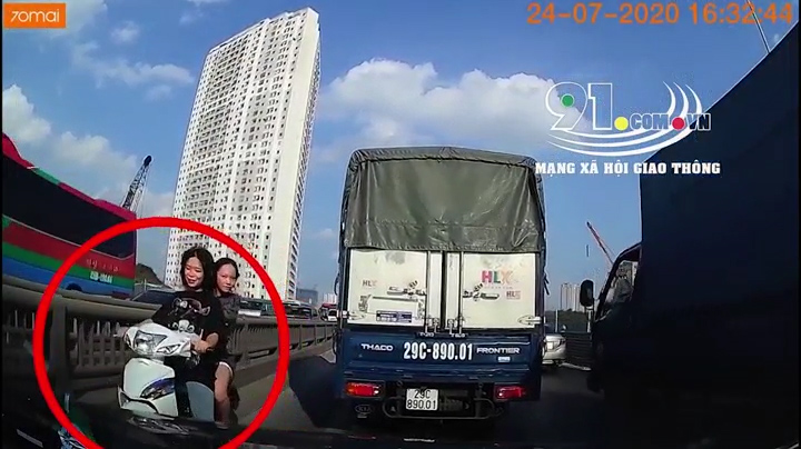 Hai phụ nữ đầu trần lái xe máy chạy ngược chiều trên đường Vành đai 3 trên cao