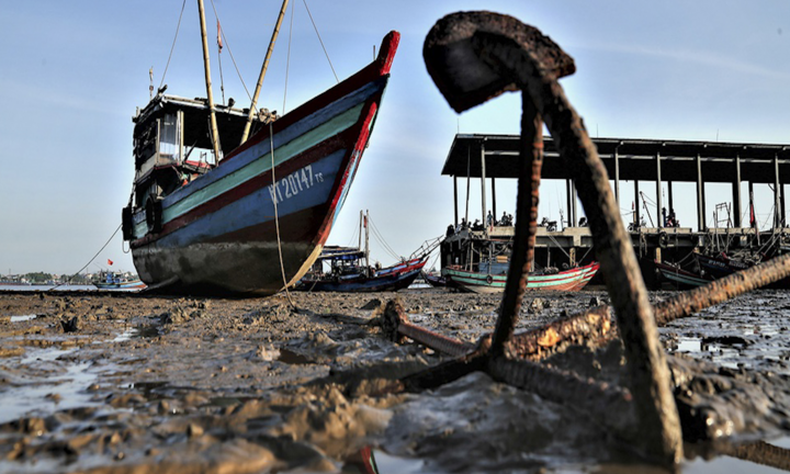 Ngư dân bất lực nhìn tàu thuyền mắc cạn ở cảng 110 tỷ đồng