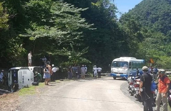 Ô tô chở cựu học sinh du lịch Phong Nha - Kẻ Bàng bị lật, 9 người chết