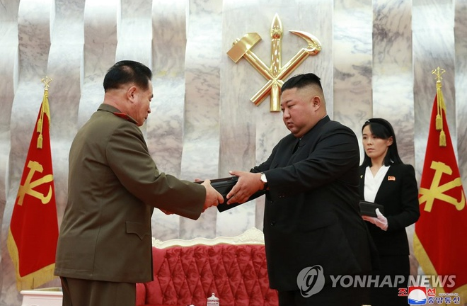 Ông Kim Jong-un trao súng đặc biệt cho sĩ quan chỉ huy quân đội 
