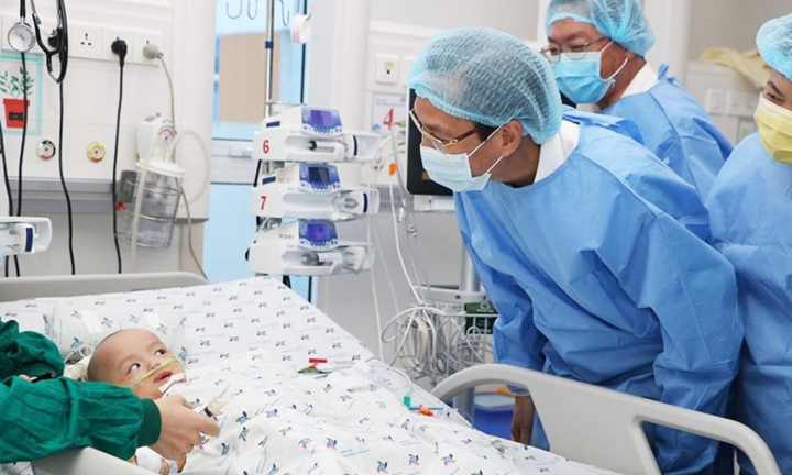 Cặp song sinh Trúc Nhi - Diệu Nhi hết sốt, ăn được sữa sau 11 ngày mổ tách rời