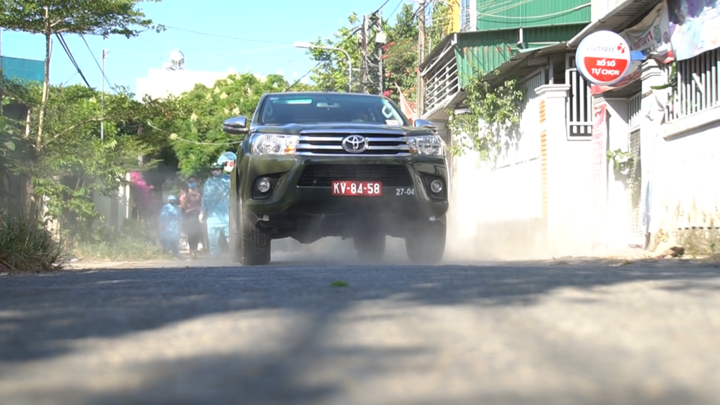 Xe chuyên dụng của quân sự phun tiêu độc khu vực bệnh nhân 419 sinh sống