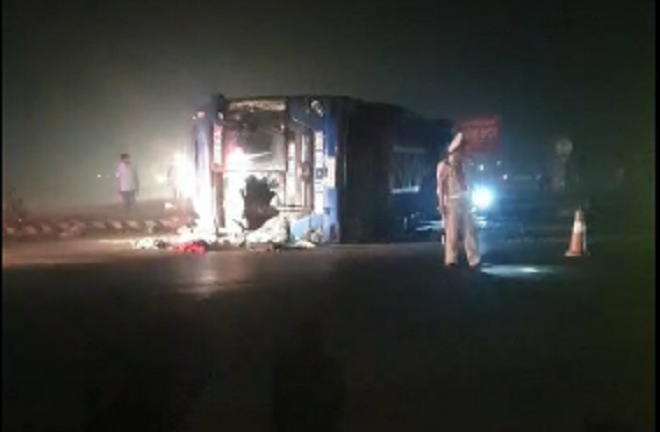 Xe khách bị lật sau va chạm xe bồn, nhiều người bị thương trong đêm