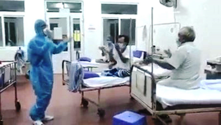 Xúc động hình ảnh bác sĩ Đà Nẵng hát cùng bệnh nhân trong khu cách ly 