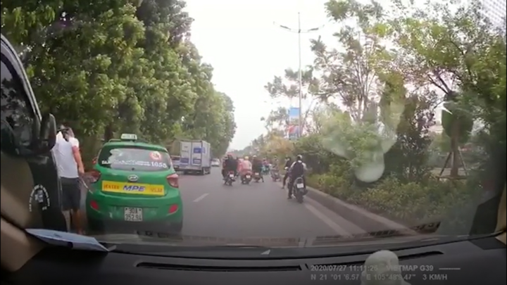 Tài xế xe tải vác dao dọa tài xế taxi sau va chạm