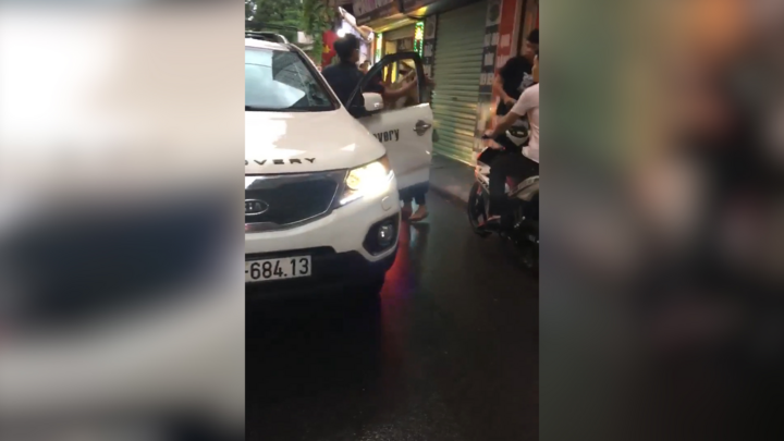 Clip: Va chạm giao thông, tài xế ô tô tát thẳng mặt người phụ nữ