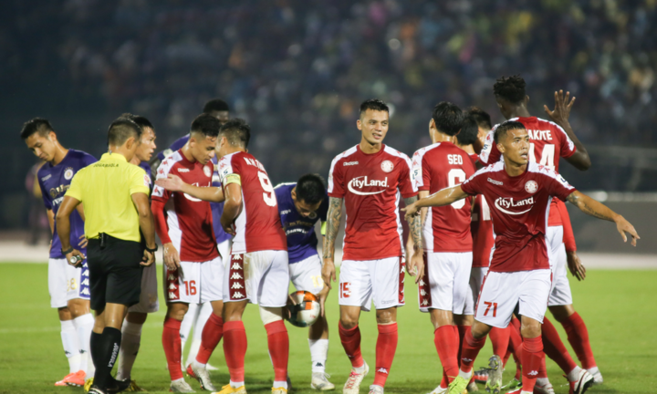 'Cầu thủ phản ứng trọng tài là thiếu thông minh'