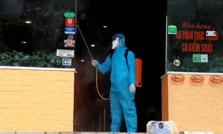 Cận cảnh phun khử trùng quán pizza ở Hà Nội nơi có ca nghi mắc COVID-19