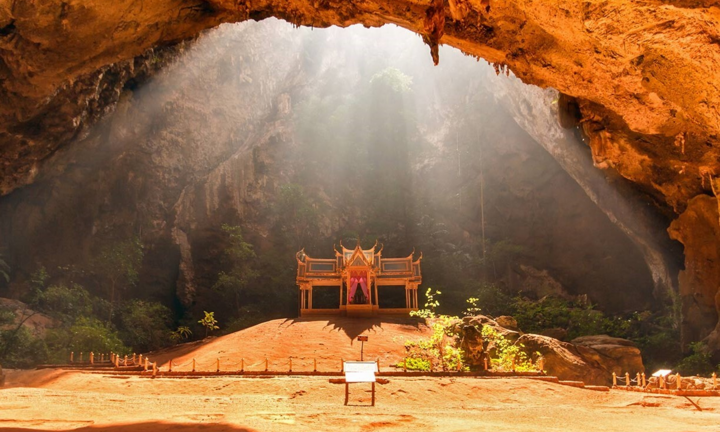 Kỳ bí Đền vàng trong hang sâu của vua Thái Lan