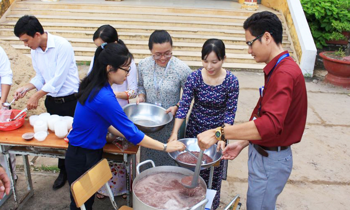 Thầy cô thức thâu đêm nấu chè tú tài để chúc học trò thi tốt