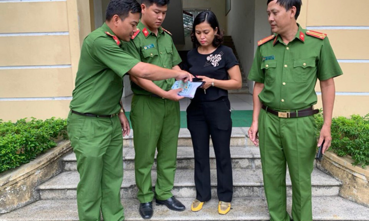 Công an Hà Nội trả lại 300 triệu đồng cho người phụ nữ đánh rơi