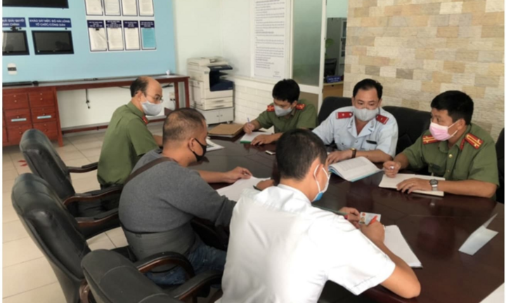 Xử phạt hướng dẫn viên loan tin đưa khách tẩu thoát khỏi vùng dịch COVID-19
