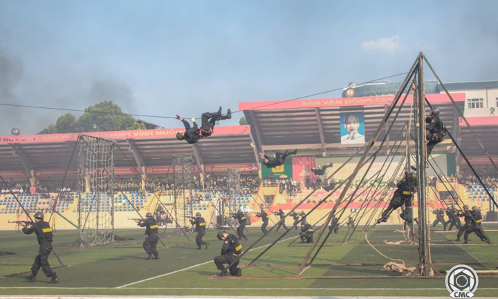 Xem Cảnh sát cơ động trèo tường, đu dây diễn tập chống khủng bố