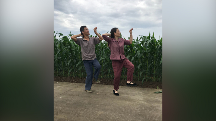 Vợ chồng nông dân Trung Quốc nổi tiếng nhờ nhảy mọi lúc, mọi nơi
