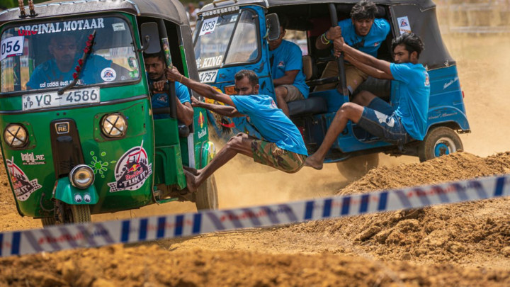 Thót tim cảnh đua xe tuk tuk nguy hiểm bậc nhất thế giới