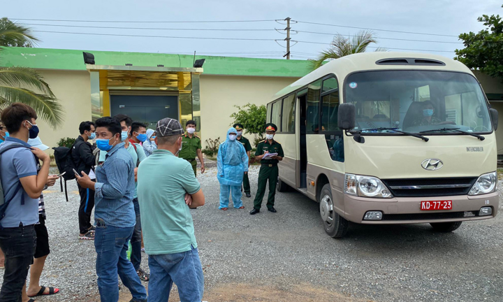 Huế điều xe quân đội đón người từ Đà Nẵng trở về