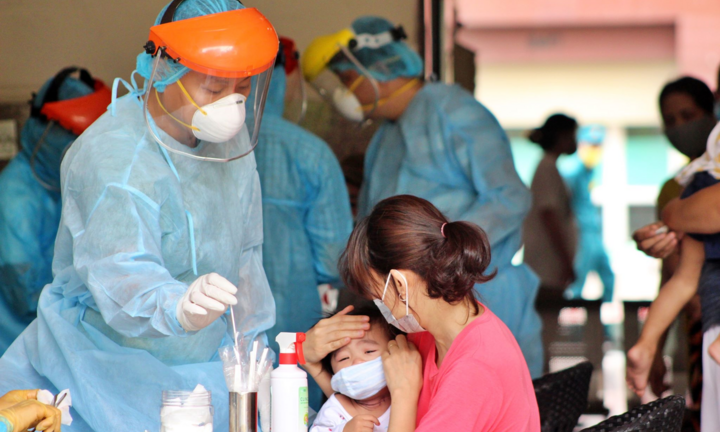 Ảnh: Lấy mẫu xét nghiệm hơn 300 cư dân trong khu chung cư bị phong tỏa ở TP.HCM