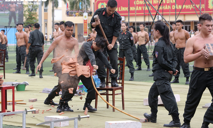 Tròn mắt xem 'bóng hồng' đặc nhiệm Việt Nam dùng yết hầu đè cong thanh sắt nhọn