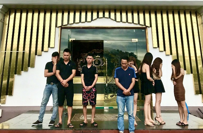 Công an đột kích quán karaoke cố tình mở cửa sau lệnh cấm, lộ ra ổ nhóm ma túy