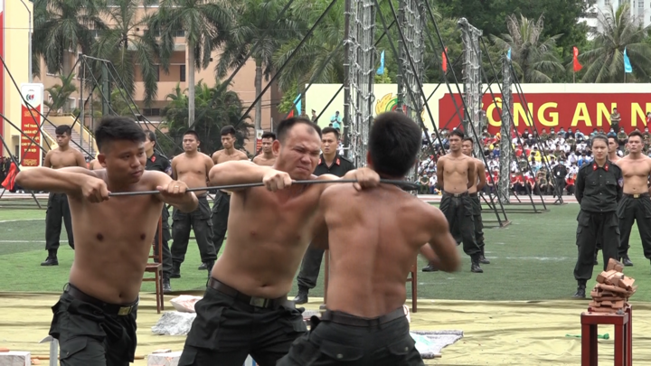 Video: Cảnh sát cơ động dùng cổ bẻ cong thanh sắt