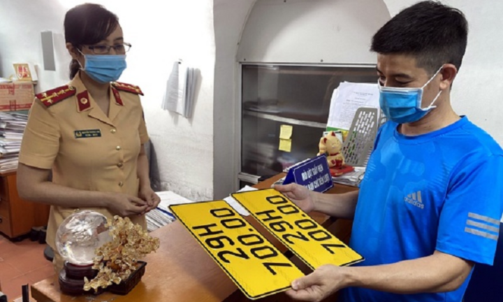 Tài xế đeo khẩu trang, ngồi giãn cách khi đi đổi màu biển số