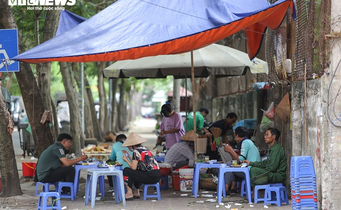 Bỏ ngoài tai lệnh cấm, hàng quán vỉa hè Hà Nội vẫn tấp nập như thường