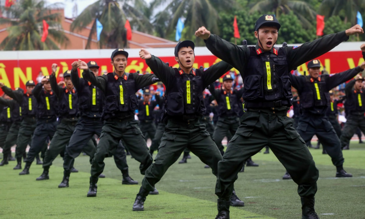 Màn đồng diễn võ thuật của 300 chiến sĩ cảnh sát cơ động