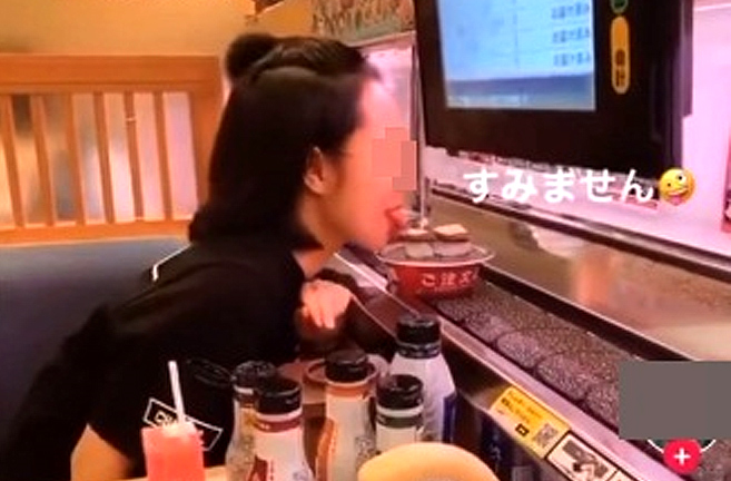 Thè lưỡi liếm đĩa sushi trên băng chuyền, cô gái Việt bị dân mạng 'ném đá'