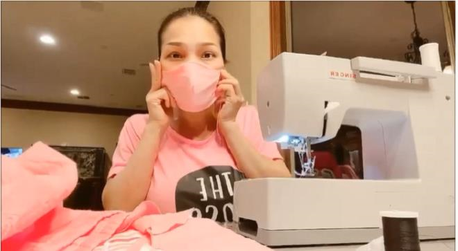 Chống dịch COVID-19 tại Mỹ, ca sĩ Hồng Ngọc tự may khẩu trang
