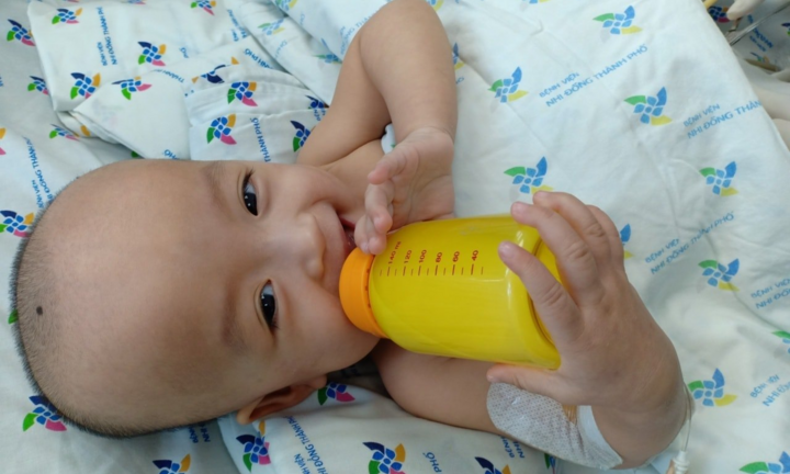 Ảnh: Nụ cười tỏa nắng của cặp song sinh dính liền sau 20 ngày mổ tách rời