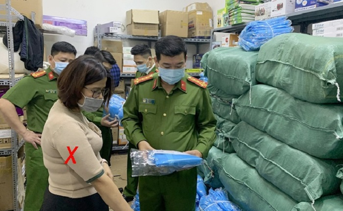 Truy tố Phó giám đốc làm giả gần 15.000 bộ trang phục phòng COVID-19