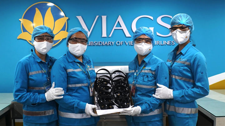 Vietnam Airlines: Hãng hàng không đầu tiên khử khuẩn tai nghe bằng tia cực tím