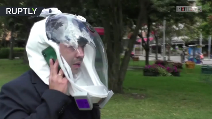 Kỹ sư Colombia chế mũ 'phi hành gia' chống COVID-19