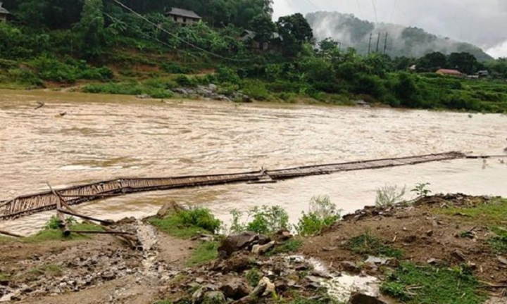 Bản tin 3/8: Nhiều bản làng ở Thanh Hóa bị cô lập hoàn toàn trong nước lũ