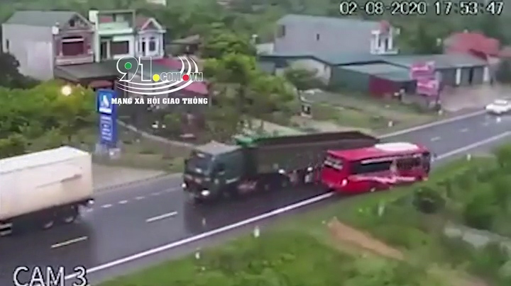 Xe đầu kéo lấn làn 'đẩy' xe khách lao xuống ruộng