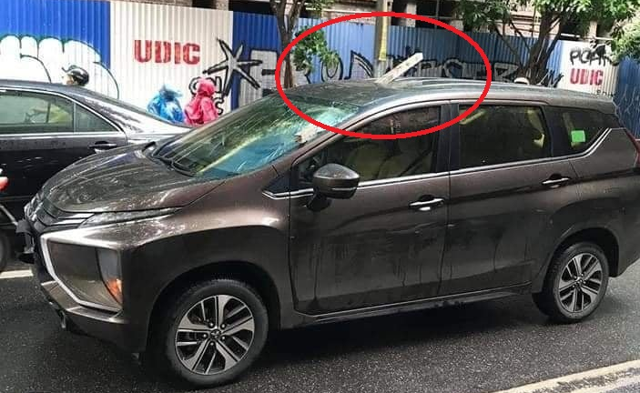 Thanh sắt dài 2m rơi từ công trình xây dựng đâm thủng nóc ô tô trên phố Hà Nội