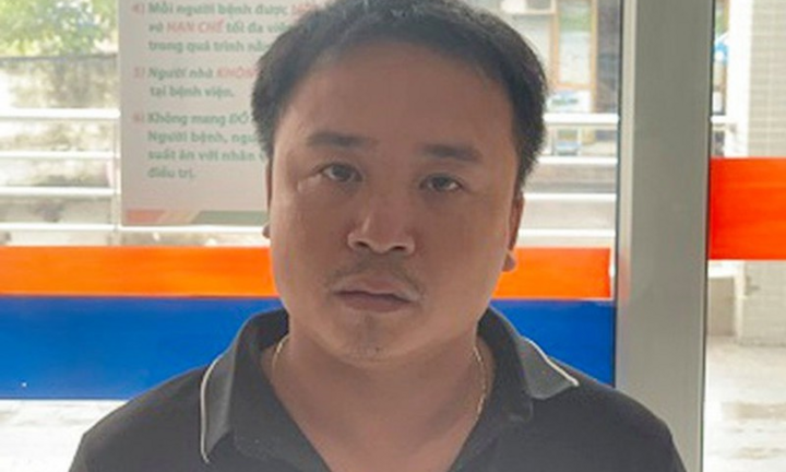 Container đè bẹp ô tô con dừng đèn đỏ, 3 người chết: Tài xế khai do buồn ngủ