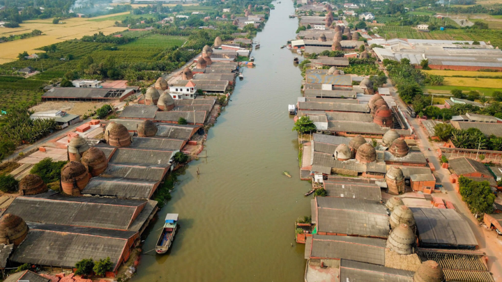 Lạc vào 'vương quốc' lò gạch trăm tuổi ở Vĩnh Long