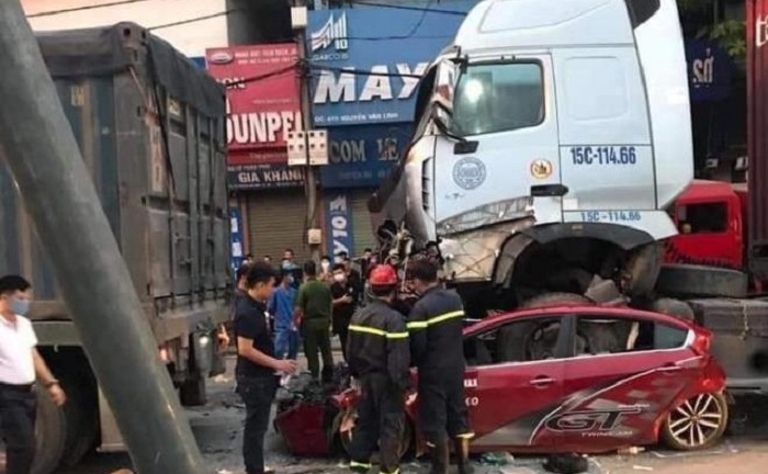 Video: Hiện trường xe hơi dừng đèn đỏ bị container đè bẹp dúm, 3 người chết