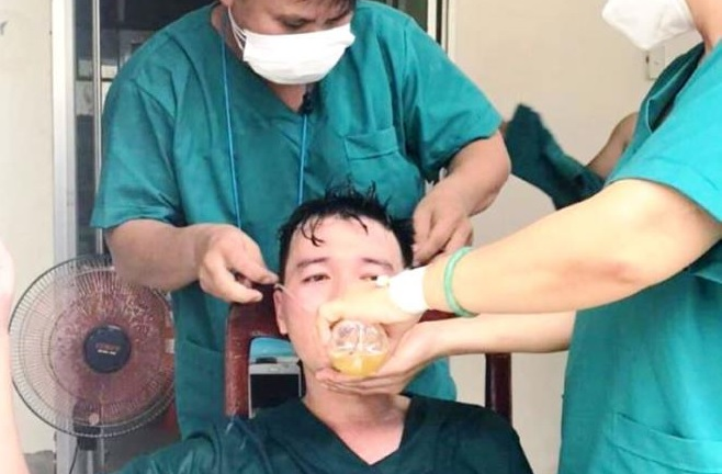 Thương trào nước mắt hình ảnh y bác sĩ Đà Nẵng kiệt sức giữa tâm dịch COVID-19