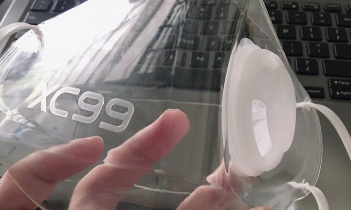 Dân mạng thích thú lùng mua khẩu trang trong suốt đắt đỏ