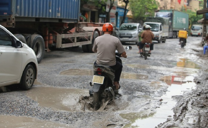 Kỳ lạ con đường tử thần Hà Nội, chục năm không thể sửa chữa 