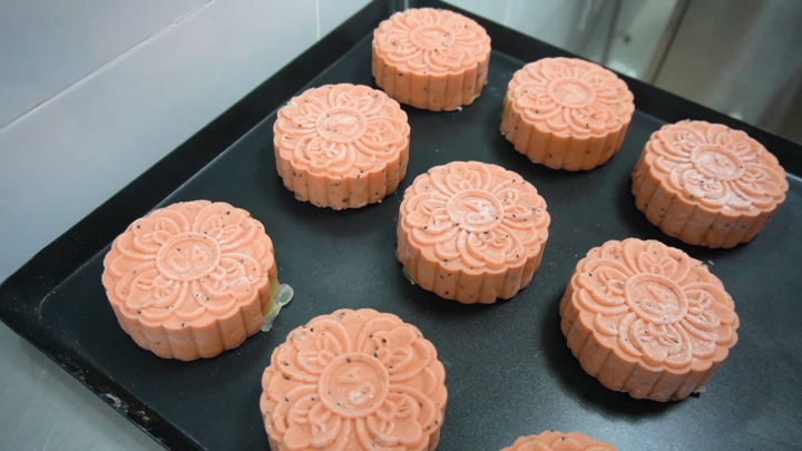 Tận mắt công nghệ làm bánh trung thu từ thanh long ở TP.HCM