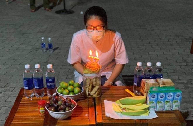 'Tiệc' sinh nhật đặc biệt của y sỹ chống COVID-19 khiến dân mạng rưng rưng