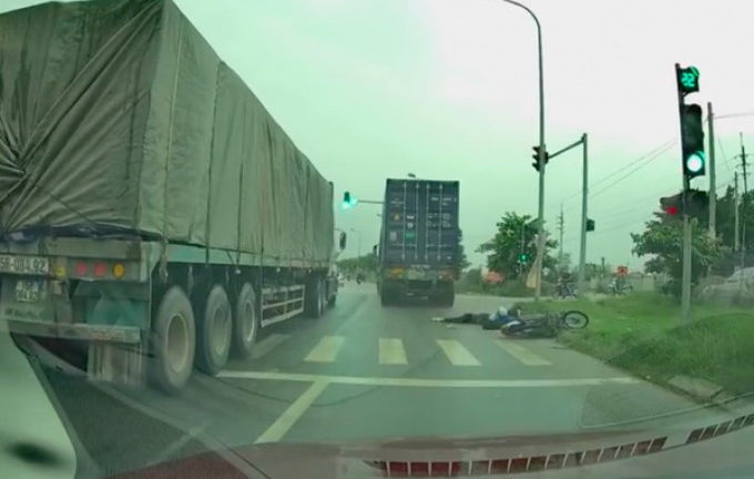 Truy tìm xe container lấn làn cán chết cô gái trẻ rồi bỏ chạy ở Hà Nội