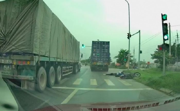 Clip: Xe container cán chết cô gái trẻ rồi bỏ chạy ở Hà Nội