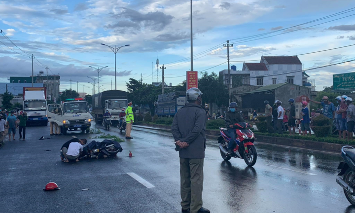 Cán 2 người thương vong, tài xế container lái xe bỏ chạy 