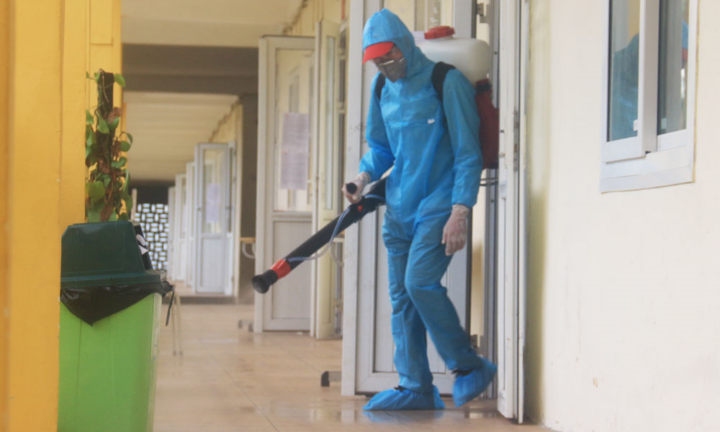 Phun khử khuẩn toàn bộ 143 điểm thi THPT ở Hà Nội 